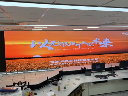 **汽車測(cè)試場(chǎng)COB1.2安裝調(diào)試完成   尺寸: 13.8*2.3625    像素點(diǎn) :11040*1890