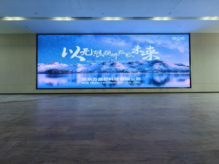 鄂州荊州某產(chǎn)業(yè)園p2.5全彩安裝調試完畢    尺寸：9.6×3.36； 像素點：3840×1344