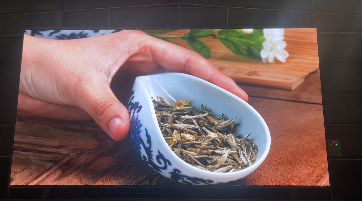 隨州通山縣培訓(xùn)學(xué)校室內(nèi)全彩P2.5安裝完畢   尺寸:8.96X4.64   像素點:3584X1856