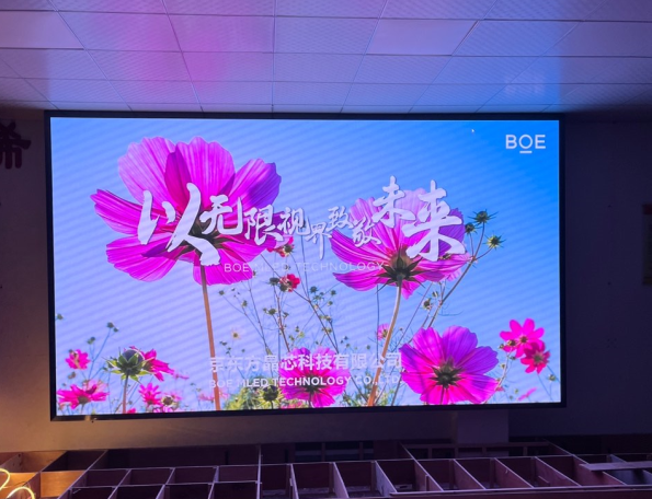 湖北武穴**訓(xùn)練中心P1.8安裝完成 尺寸 ：4.48*2.56； 分辨率 ：2408*1376